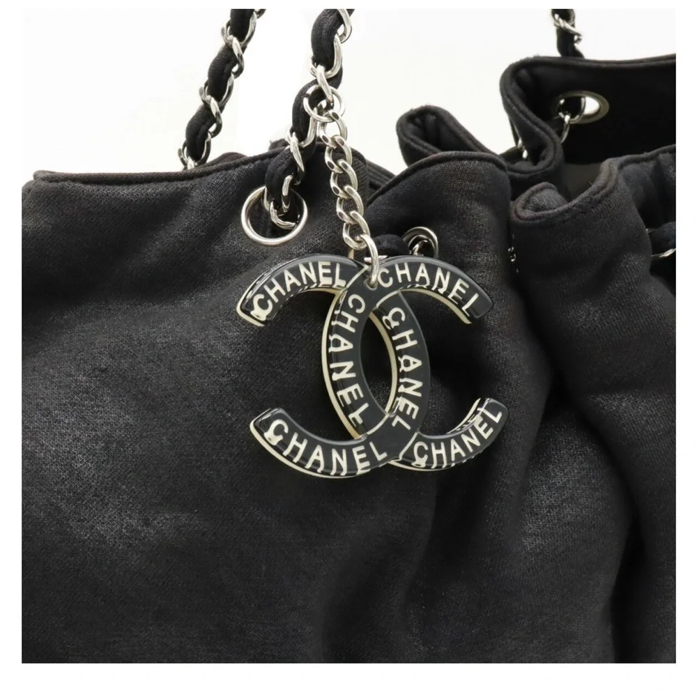 CHANEL Black Shoulder Bag - Picture 4 of 9